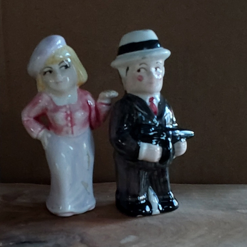VINTAGE ENESCO BONNIE & CLYDE SALT & PEPPER SHAKERS - Picture 2 of 5